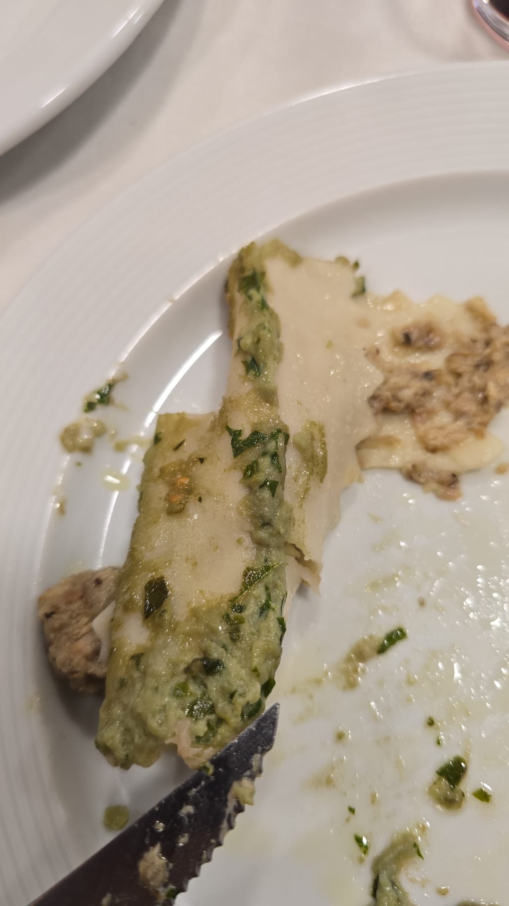 Rollet de formatge amb cep, foie i beicon amb bechamel d'albahaca