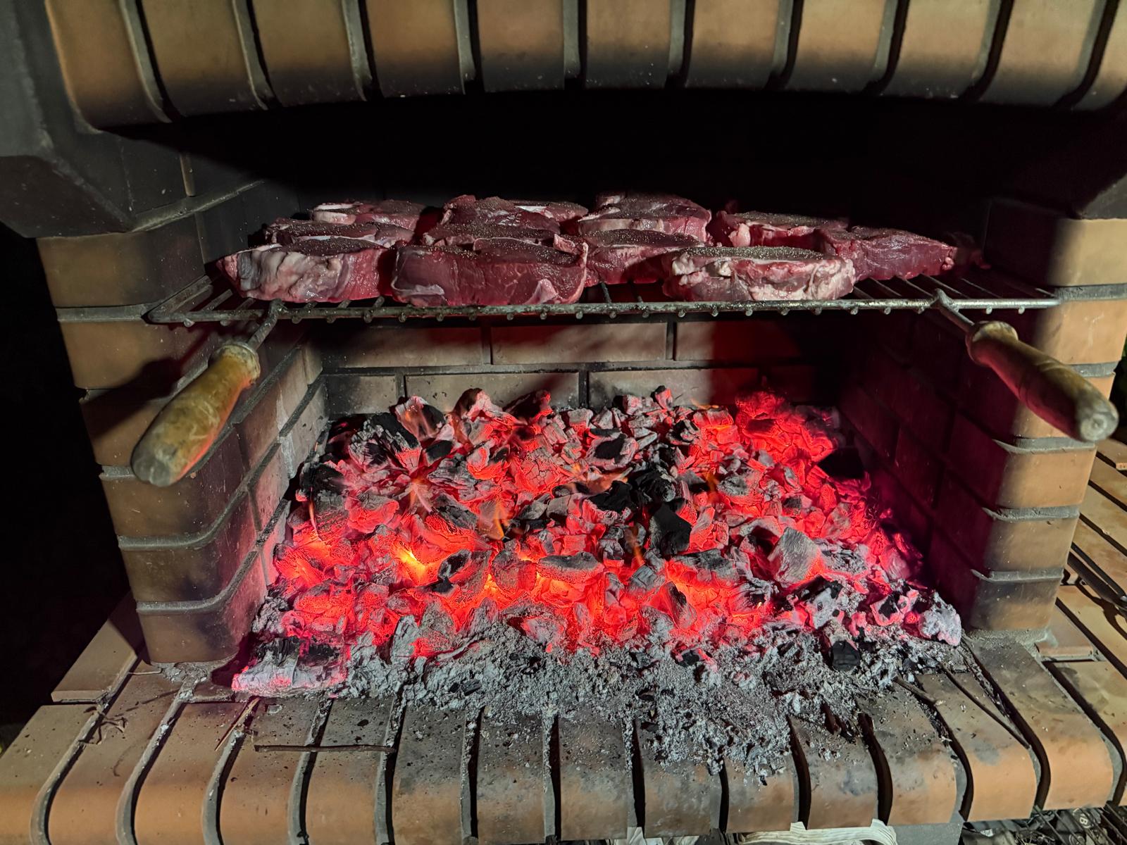 Lloms de vedella crua sobre les brases de la barbacoa