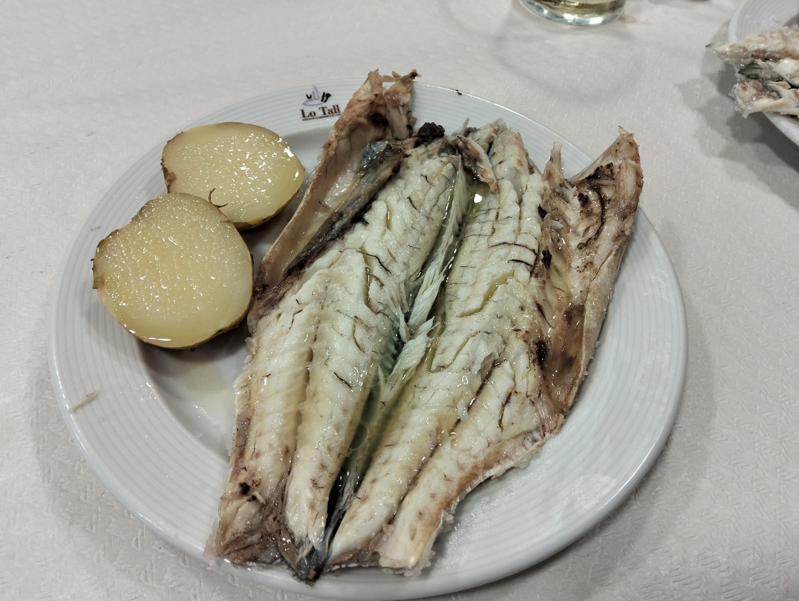 Llobarro obert i emplatat amb patates