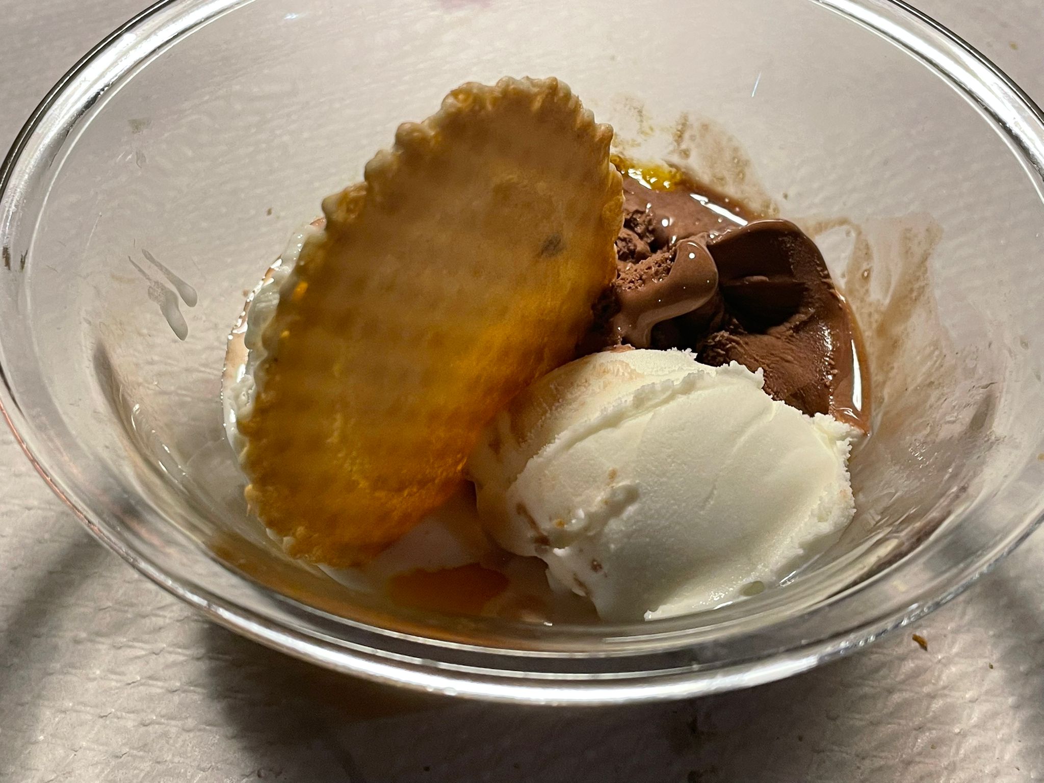Bunyol de vent amb gelats de vainilla i xocolata