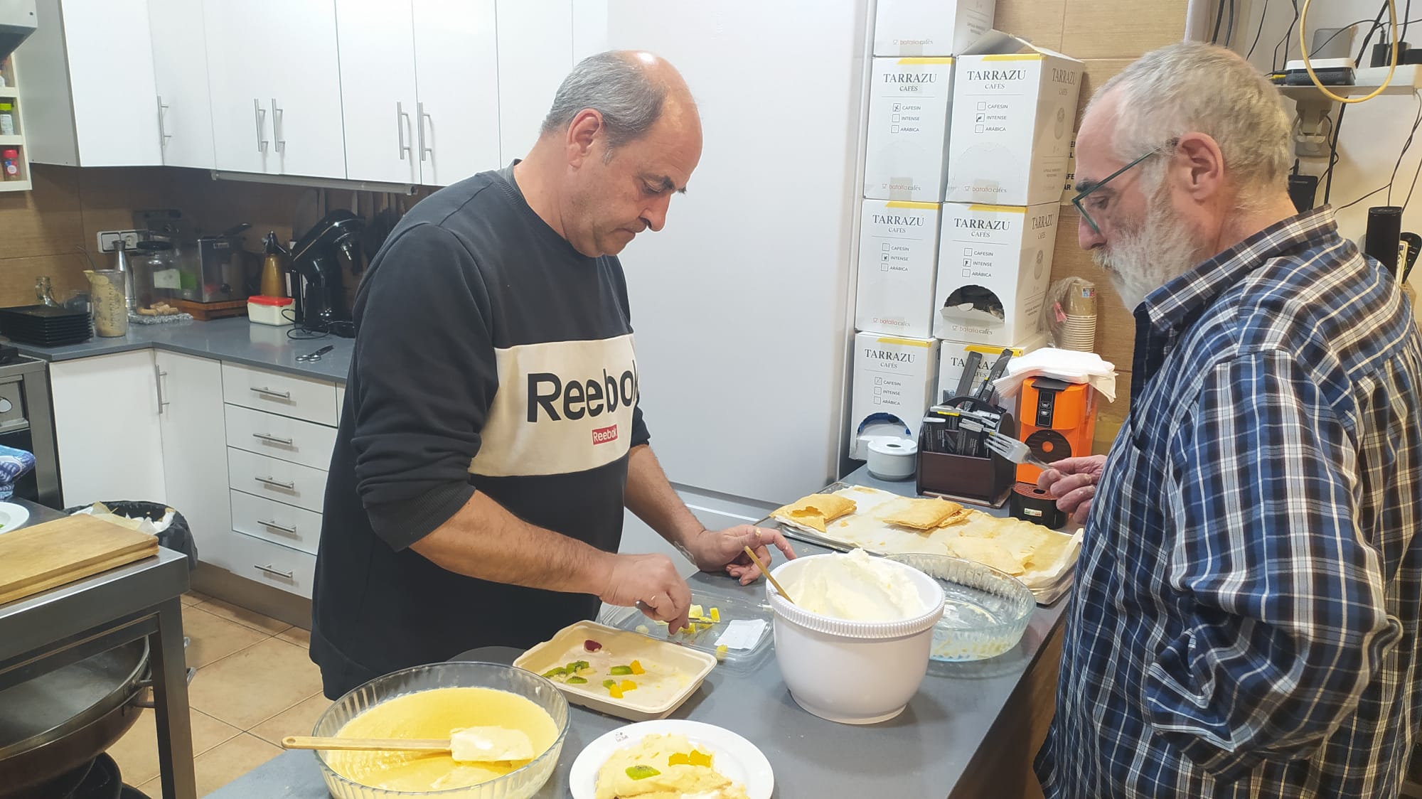 Preparació del postre: muntant els milfulls