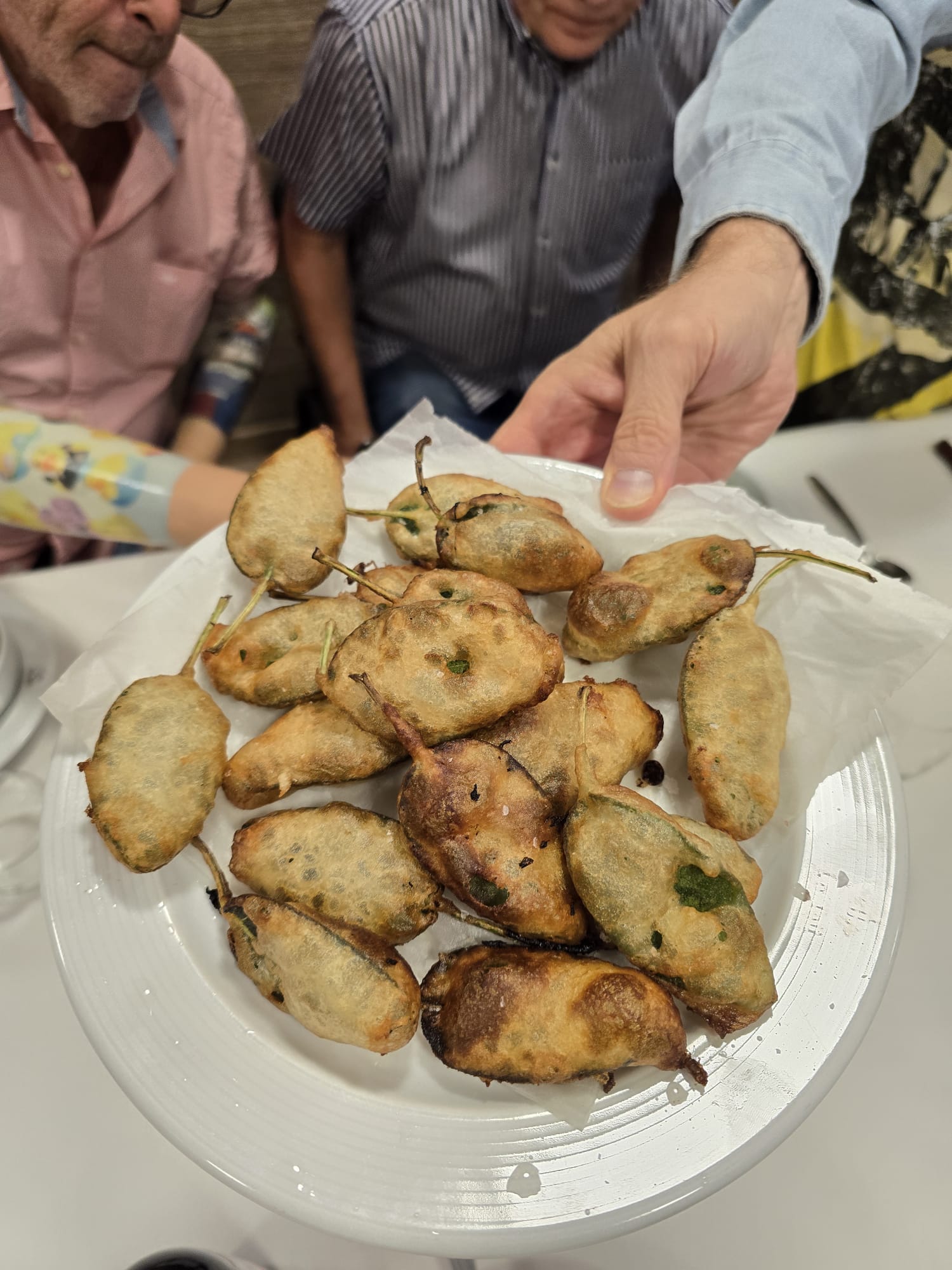 Fulles de sàlvia en tempura servint a taula