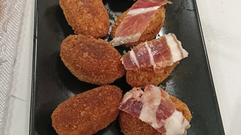 Croquetes cruixents de bacallà i de pernil