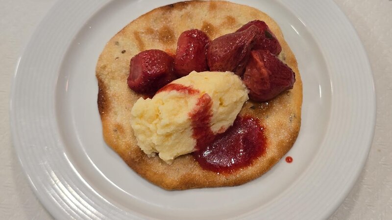 Gelat de crema catalana amb maduixes i torta