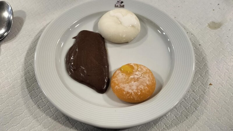 Trio de postres de xocolata, coco i crema